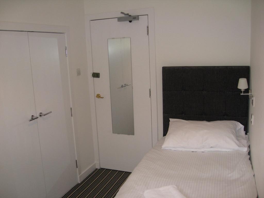 Aaran Central Guesthouse Абърдийн Стая снимка
